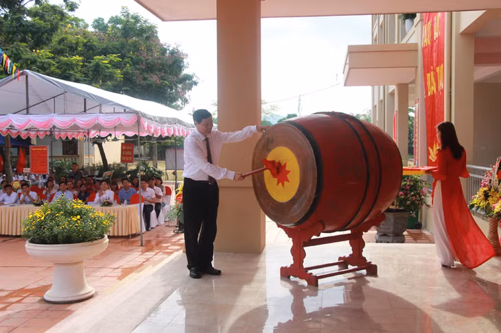 Đồng chí Nguyễn Đức Long đánh trống khai giảng năm học mới