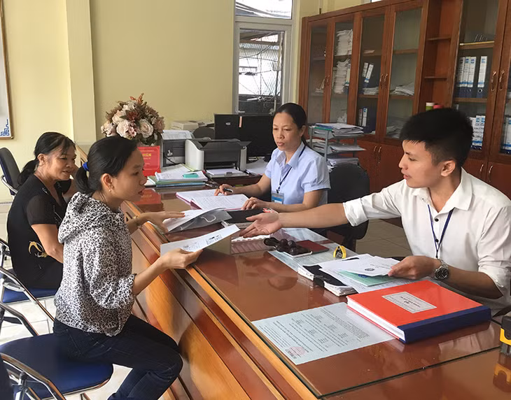CBCCVC phường Cẩm Sơn tận tình hướng dẫn hướng dẫn người dân thực hiện TTHC