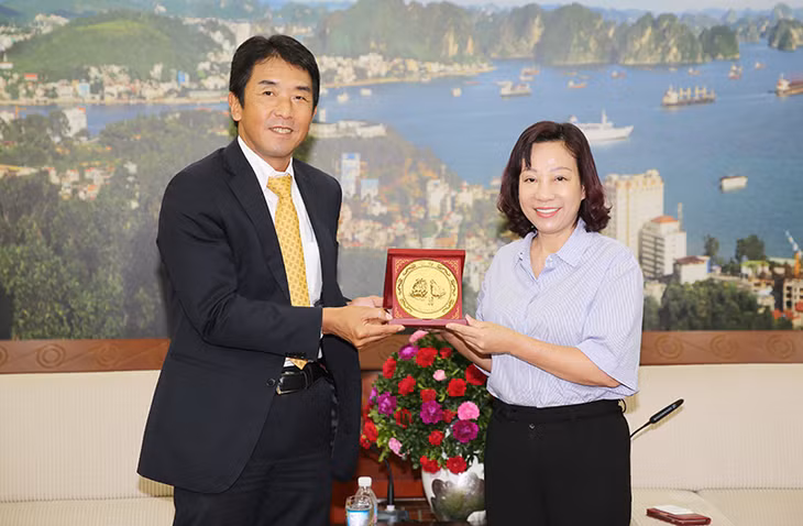 Phó Chủ tịch UBND tỉnh Vũ Thị Thu Thủy tặng quà cho ông Yoshimaro Yusuki, Tổng Giám đốc Công ty Kinh doanh Tài chính Tập đoàn Hitachi.