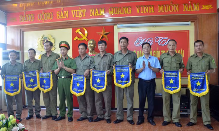 BTC Hội thi trao cờ lưu niệm cho các đoàn.