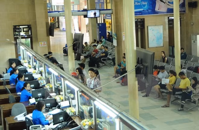 Bán vé tàu tại Ga Hà Nội. (Ảnh: Quang Quyết-TTXVN)