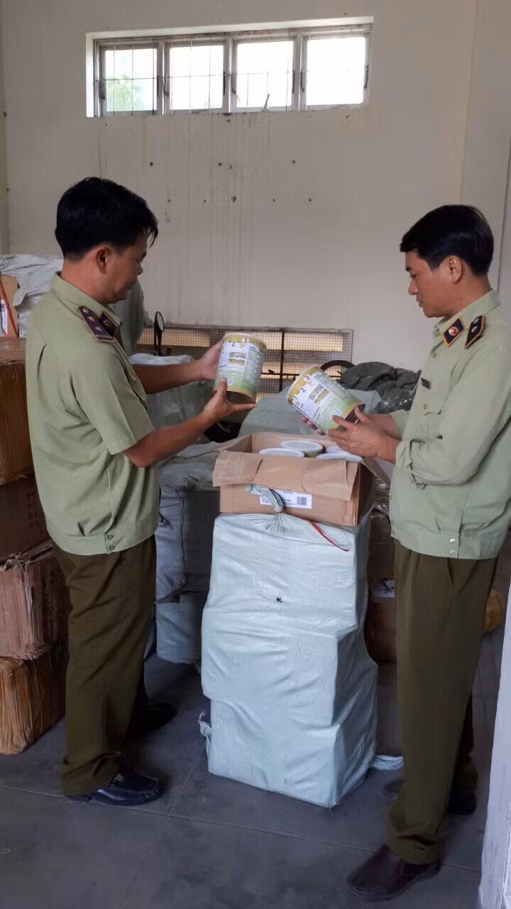 Đội Quản lý thị trường cơ động đang kiểm tra lô hàng sữa hết hạn