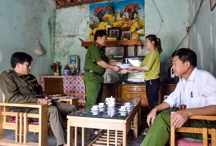 CBCS Công an huyện Cô Tô quyên góp 1 ngày lương, hỗ trợ gia đình anh Nguyễn Văn Hưng, Công an xã Đồng Tiến, mắc bệnh hiểm nghèo chữa bệnh. 