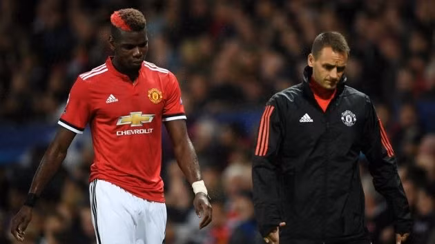  Trước khi mất Carrick và Fellaini, Man Utd đã mất Pogba vì dính chấn thương.