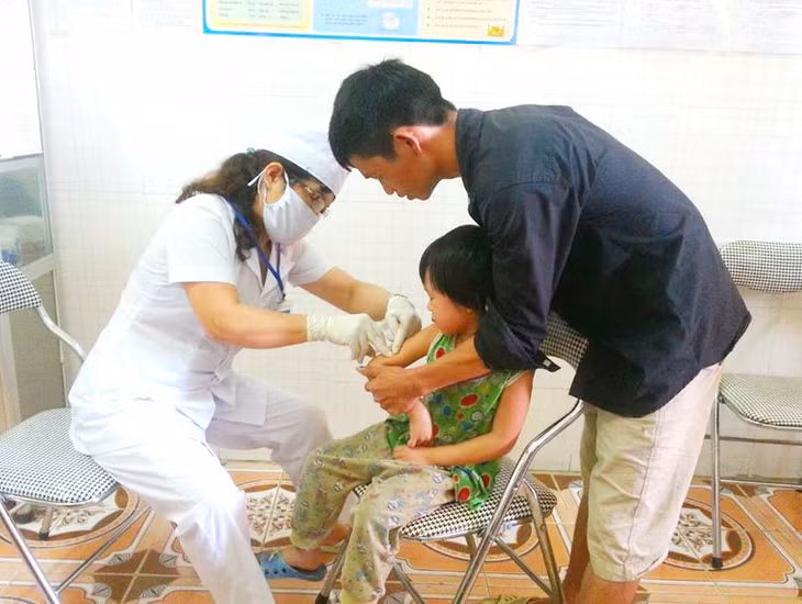 Người dân vùng dân tộc, miền núi được quan tâm chăm sóc y tế (Trong ảnh: Cán bộ trạm y tế xã Vô Ngại, huyện Bình Liêu khám bệnh cho người dân trên địa bàn xã). Ảnh: Hoàng Gái (CTV)
