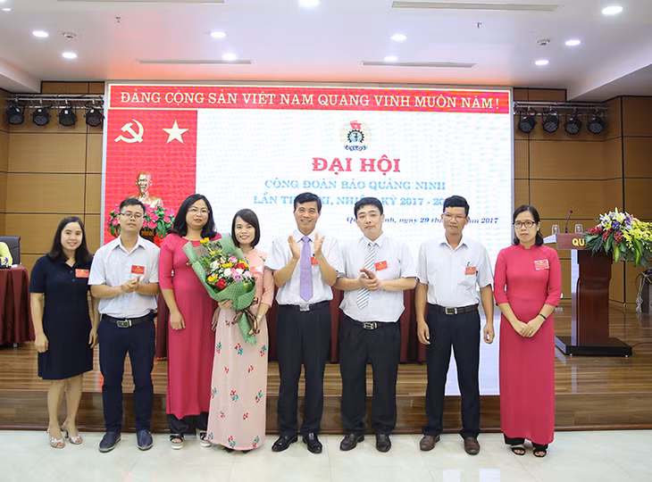 Đồng chí Nguyễn Tiến Mạnh, Bí thư Đảng ủy, Tổng Biên tập Báo Quảng Ninh tặng hoa chúc mừng BCH Công đoàn cơ quan khóa XXI ra mắt.