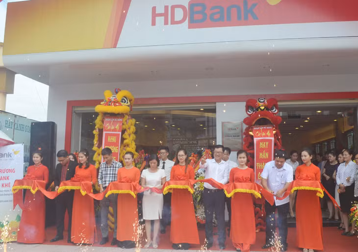 Các đại biểu cắt băng khai trương HDBank Mạo Khê