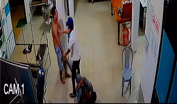 Hình ảnh nhóm thanh niên vào gây rối tại Trung tâm Y tế huyện Phú Ninh (Hình được chụp lại từ camera của đơn vị)