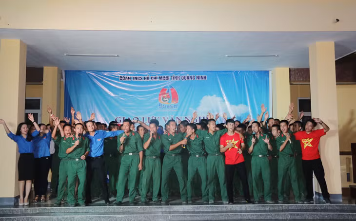 Cán bộ, chiến sĩ trên đảo và các bạn ĐVTN cùng cất cao lời ca của ca khúc “Chúng tôi là chiến sĩ”.