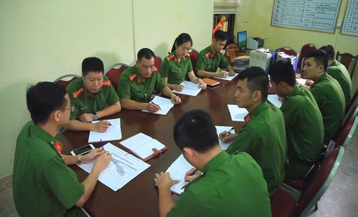Cán bộ, chiến sĩ Đội cảnh sát điều tra về tội phạm và trật tự xã hội Công an TP Móng Cái triển khai phương án truy quét tội phạm trên địa bàn