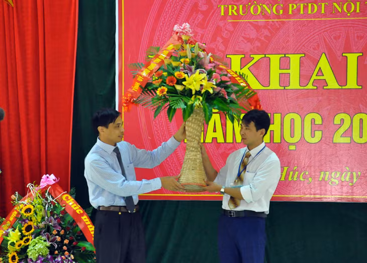 Đồng chí Vũ Văn Diện, Phó Chủ tịch tỉnh tặng hoa nhà trường khai giảng năm học mới 