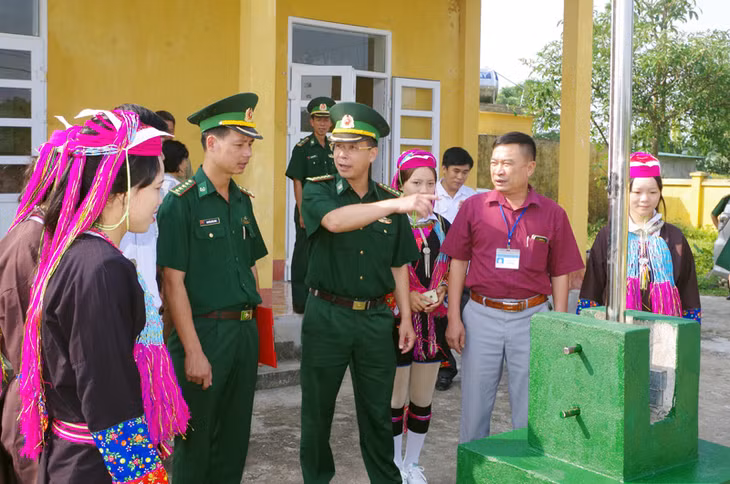 Làm tốt công tác tuyên truyền, vận động nhân dân thực hiện chủ trương, chính sách pháp luật của nhà nước, tham gia đấu tranh, tố giác tội phạm (Trog ảnh