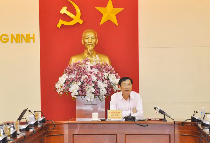 Đồng chí Nguyễn Văn Đọc, Bí thư Tỉnh ủy, Chủ tịch HĐND tỉnh chủ trì hội nghị