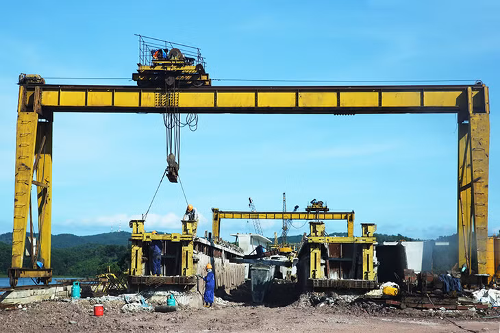 Hiện nhà thầu đã tổ chức đúc xong 121/130 phiến dầm, để đảm bảo tiến độ hợp long cầu, nhà thầu đang khẩn trương tổ chức thi công khối lượng dầm còn lại.