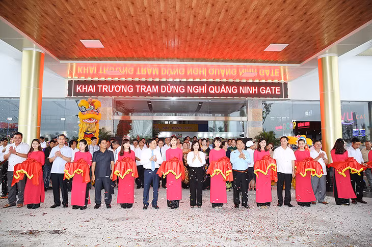 Các đại biểu cắt băng khai trương Điểm dừng nghỉ Quảng Ninh GATE.