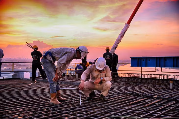 Trên công trường thi công cầu Bạch Đằng (Ảnh Hùng Sơn)