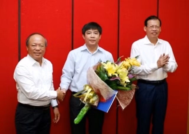 Lê Đình Mậu (ở giữa) trong lần được bổ nhiệm chức vụ Kế toán trưởng kiêm Trưởng Ban Tài chính Kế toán và Kiểm toán của PVN
