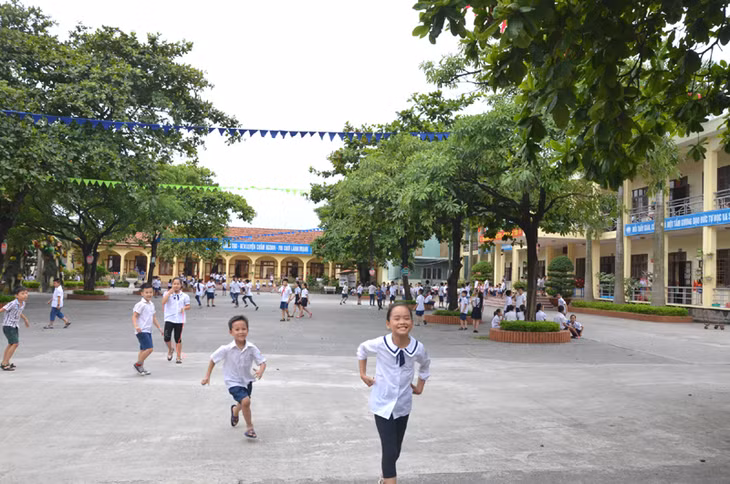 Để đảm bảo đủ phòng học, trường tiểu học Vĩnh Khê, phường Mạo Khê, TX Đông Triều đã đầu tư thêm 18 phòng học bán trú từ nguồn kinh phí xã hội hoá (Trong ảnh: Quang cảnh trường tiểu học Vĩnh Khê)