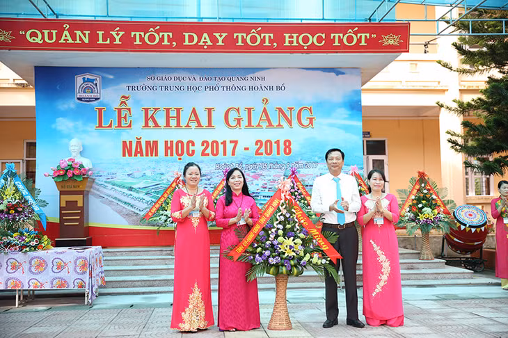 Bí thư Tỉnh ủy Nguyễn Văn Đọc tặng hoa chúc mừng nhà trường nhân dịp năm học mới.