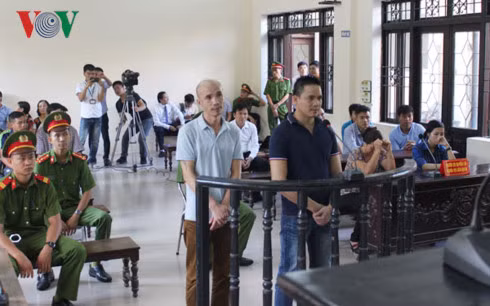 Bị cáo Phương (áo đen) và Thuận tại phiên tòa sáng 26/9.