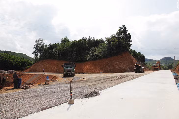 Điểm đấu nối đầu cầu với tuyến tỉnh lộ 329 đã đổ bê tông được 1/2 mặt đường.
