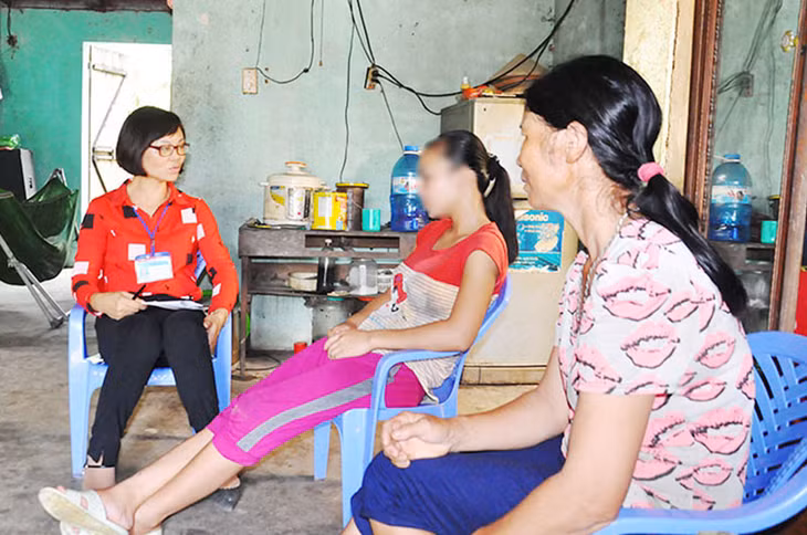 Cán bộ Tư pháp xã Đồng Lâm đến tuyên truyền cho người dân về những hệ lụy của nạn tảo hôn.