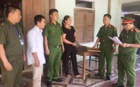 Công an huyện Anh Sơn, Nghệ An đọc lệnh bắt tạm giam bị can Hoa tại nhà riêng