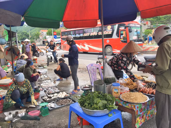 Chợ họp ngay trên vỉa hè của tuyến đường Quốc lộ 18A, đoạn qua khu Quỳnh Lưu, phường Đại Yên, TP Hạ Long