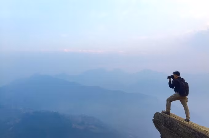 Cũng tại Y Tý, đường lên Ngải Thầu Thượng, Mạnh Phí bắt gặp một mỏm đá 