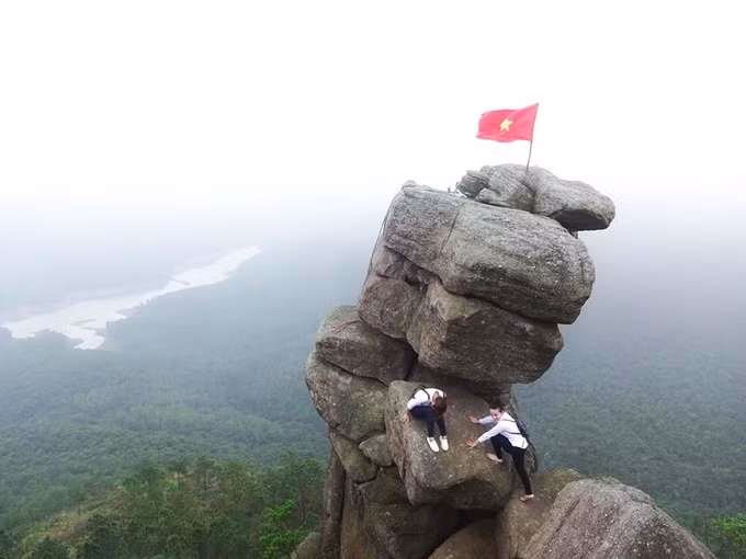 Những tảng đá chồng lên nhau như chỉ cần chạm nhẹ là đổ này được gọi là mỏm lúc lắc, nằm ở thị xã Quảng Yên, Quảng Ninh. Trên thực tế, nhiều nhóm bạn trẻ đã leo được lên đây. Tuy nhiên, đường lên mỏm đá khó tìm, phải đi qua rừng và băng qua hai quả đồi. Dù chưa có tai nạn nào đáng tiếc xảy ra nhưng lời khuyên cho các bạn trẻ là không nên mạo hiểm chỉ để có một bức hình 