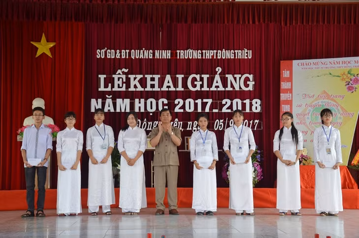 Năm học mới này, TX Đông Triều đã tặng 80 suất quà (300 nghìn đồng/suất) cho 80 học sinh có hoàn cảnh khó khăn vươn lên trong học tập