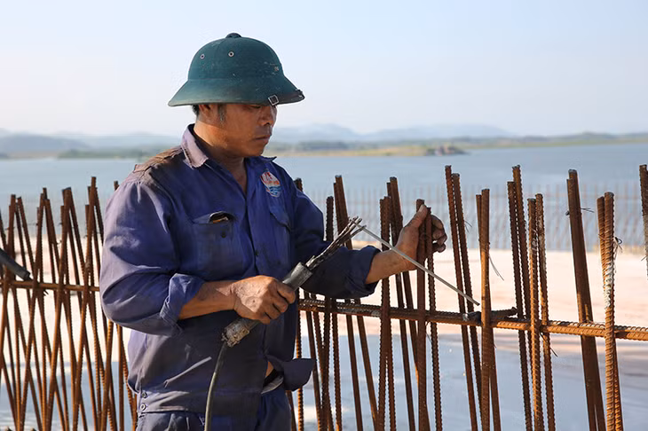 Song song với việc tổ chức thi công hạng mục chính của cầu, tại các vị trí đã lao dầm, nhà thầu đồng thời tiến hành thi công dải phân cách giữa và lan can.