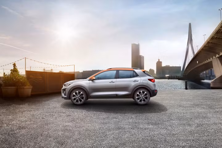 Kia Stonic được trang bị động cơ diesel 1.4L, cảm biến đỗ xe phía sau, gương phản hồi nhiệt và điện, đi kèm là các bánh xe sử dụng hợp kim 17 inch.