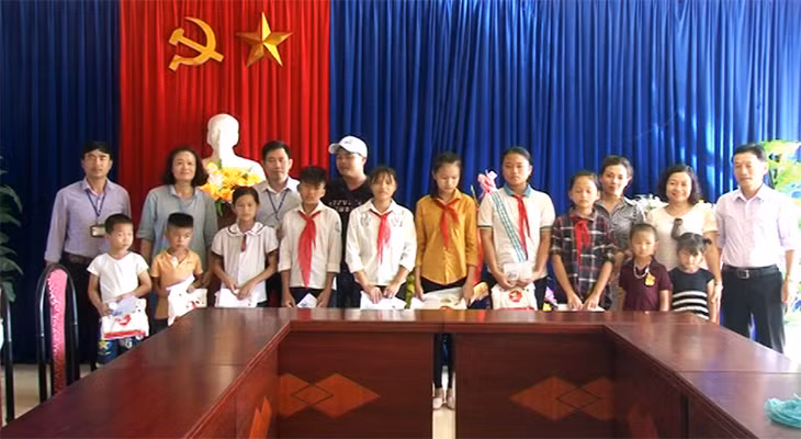 Trao tặng quà cho học sinh Trường THCS thị trấn Ba Chẽ và Trường Tiểu học thị trấn Ba Chẽ.