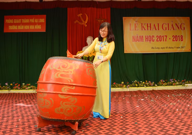 Cô Đào Thu Thảo, hiệu trưởng nhà trường đánh trống khai giảng năm học mới. 