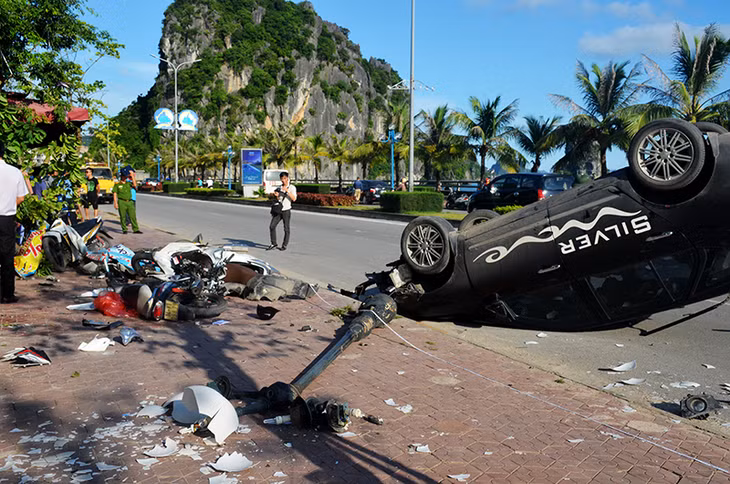 Cột đèn đường bị ô tô đâm gãy. 