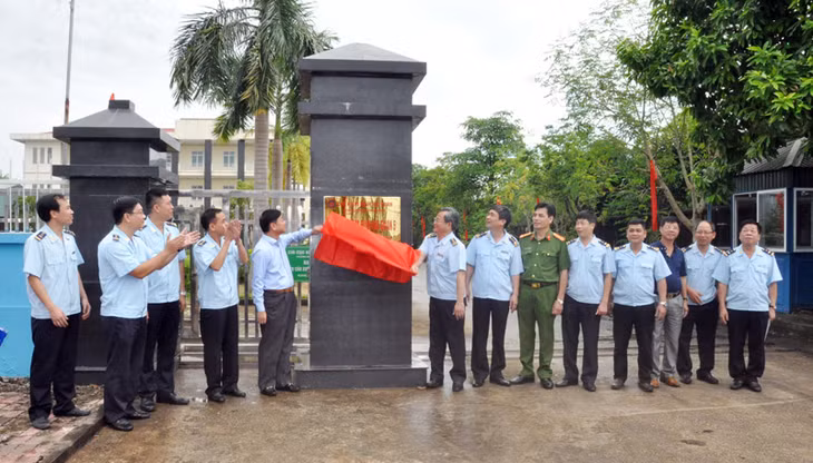 Trụ sở Chi cục Kiểm định Hải quan 5 có trụ sở tại Đại lộ Hòa Bình, khu Hồng Phong, phường Ninh Dương, thành phố Móng Cái, tỉnh Quảng Ninh.