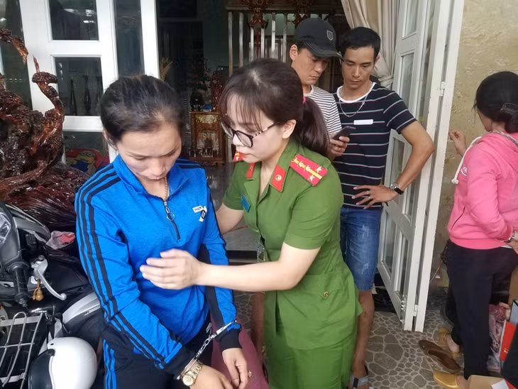 Đối tượng cầm đầu Trần Thị Tường Vi bị lực lượng chức năng bắt giữ.