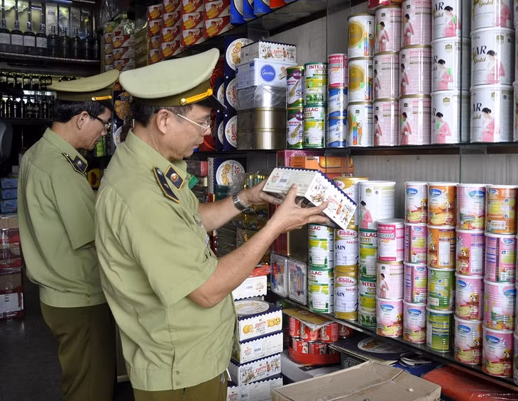 Tuyên truyền, kiểm tra, hướng dẫn hộ kinh doanh tại phường Quang Trung, TP Uông Bí chấp hành quy định pháp luật trong hoạt động kinh doanh 
