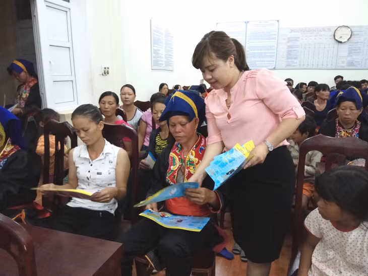 Cán bộ Hội LHPN huyện tuyên truyền về DS KHHGĐ ở thôn Nà Bắp, xã Đồn Đạc