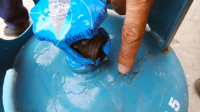 Bình gas giả có thể nhận thấy bằng mắt thường. Ảnh: TM