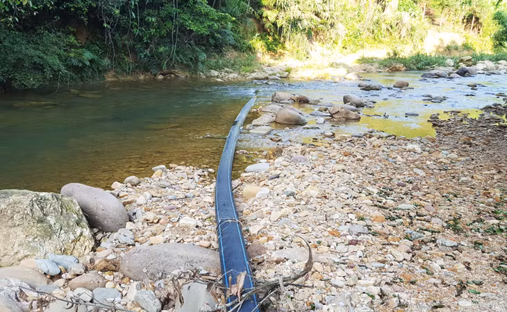 Tuyến đường ống dẫn nước thôn Tàu Tiên có nhiều điểm đi qua suối Khe Lầm