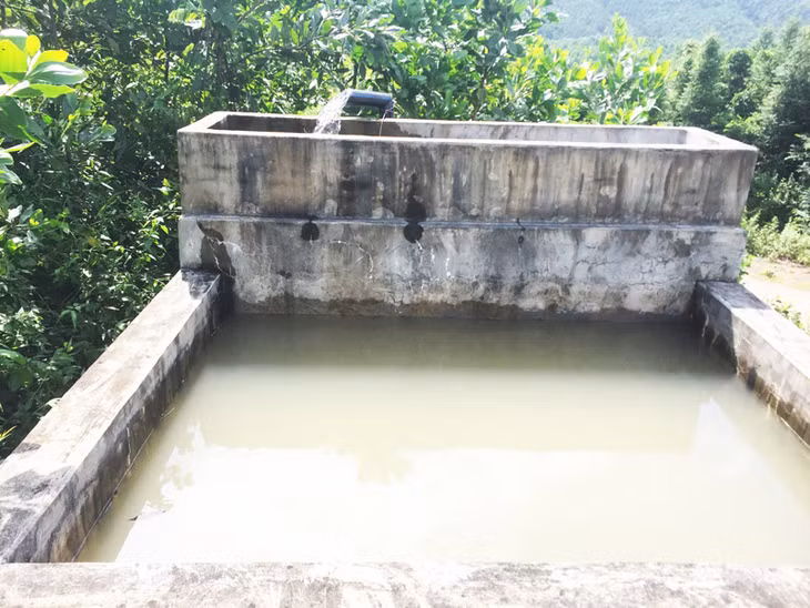 Nước đã về đến bể cấp nước sinh hoạt cho các hộ dân. (Ảnh: T.Dũng)