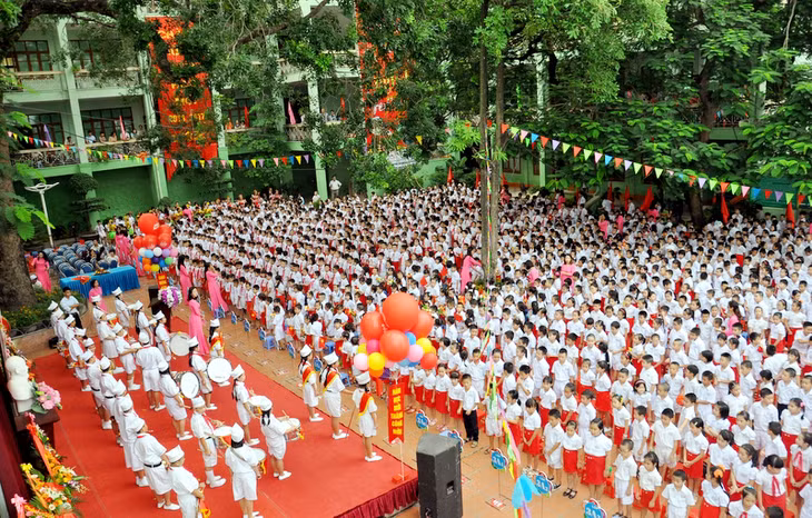 Trường Tiểu học Hạ Long (TP Hạ Long) được công nhận đạt chuẩn quốc gia mức độ 2 từ năm 2012 và đến nay vẫn duy trì được cơ bản các tiêu chí của trường chuẩn. Trong ảnh: Lễ khai giảng năm học mới 2016-2017 của Trường Tiểu học Hạ Long. 