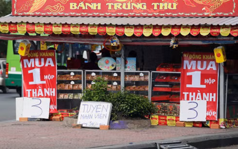 Khách hàng ngày càng khó tính khi chọn mua bánh trung thu. Giá thành chỉ là một trong số nhiều yếu tố để người tiêu dùng lựa chọn (Ảnh: Lao động)
