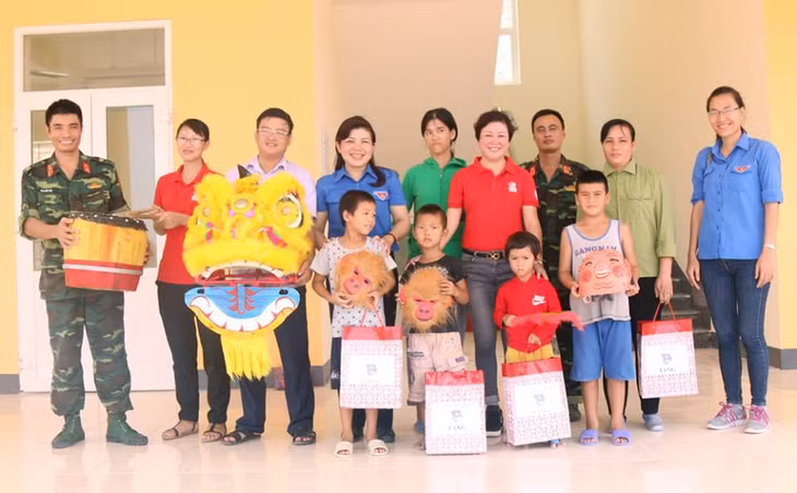 Tỉnh Đoàn, Hội đồng Đội tỉnh tặng quà Tết Trung thu năm 2016 cho trẻ em tại đảo Trần, huyện Cô Tô.