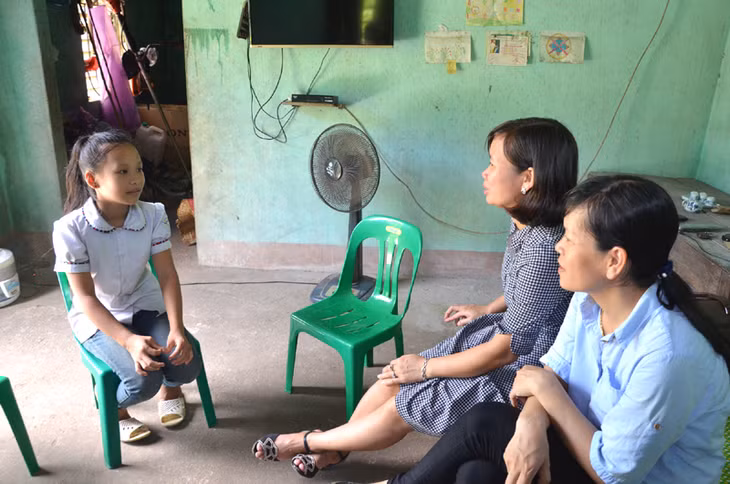 Giáo viên trường PTDT Bán trú Tiểu học và THCS Đồng Lâm 1 động viên em Triệu Thị Điệp