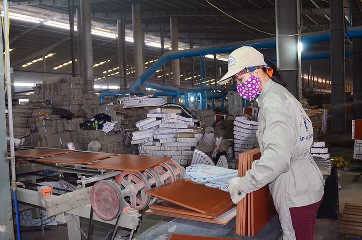 Tháo gỡ khó khăn cho doanh nghiệp là một trong những giải pháp của TX Đông Triều giúp doanh nghiệp ổn định, phát triển sản xuất, nộp ngân sách đầy đủ (Trong ảnh: Sản xuất gạch lát nền tại Công ty CP gốm mầu Hoàng Hà, Công ty CP Tập đoàn Hoàng Hà) 