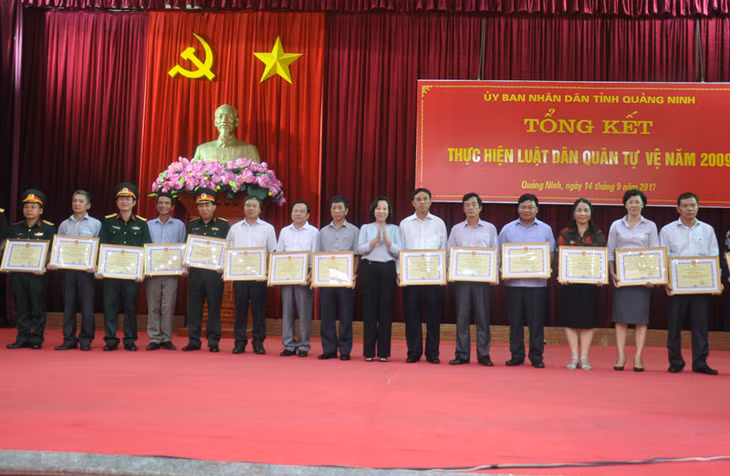 Đồng chí Vũ Thị Thuy Thuỷ, Phó Chủ tịch UBND tỉnh trao Bằng khen của UBND tỉnh cho các tập thể, cá nhân có thành tích xuất sắc trong thực hiện Luật DQTV.