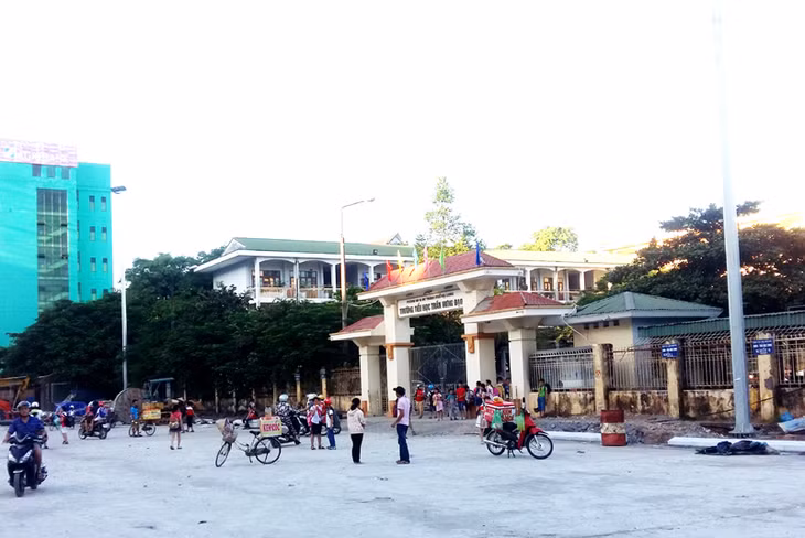 Tại khu vực này lại có nhiều trường học như Trường Tiểu học Trần Quốc Toản, Trường Mầm non Hạ Long… Do đó, vào giờ tan trường, lượng phương tiện giao thông ô tô, mô tô của các phụ huynh đón con rất đông. 